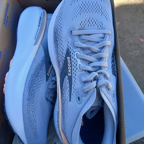 Brooks Women's Gray Running Shoes - Picture 9 of 11